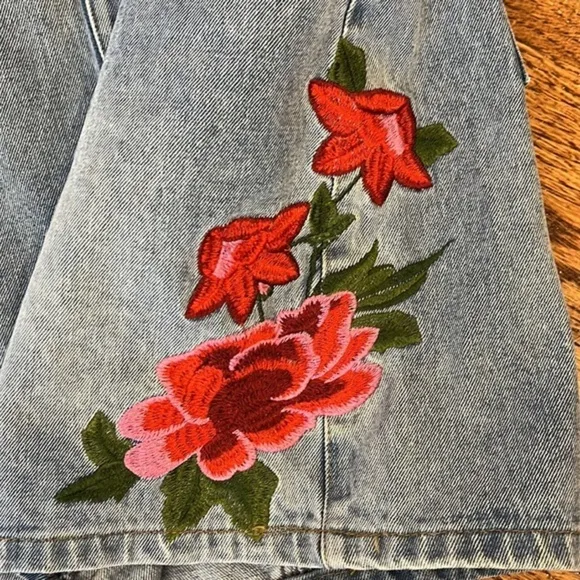 DENIM SKIRT WITH EMBROIDERED FLOWERS - SIZE M