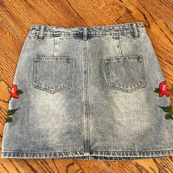 DENIM SKIRT WITH EMBROIDERED FLOWERS - SIZE M