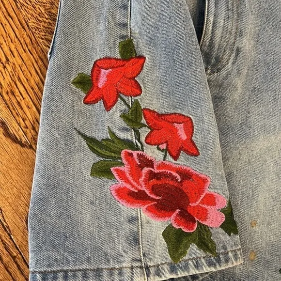 DENIM SKIRT WITH EMBROIDERED FLOWERS - SIZE M