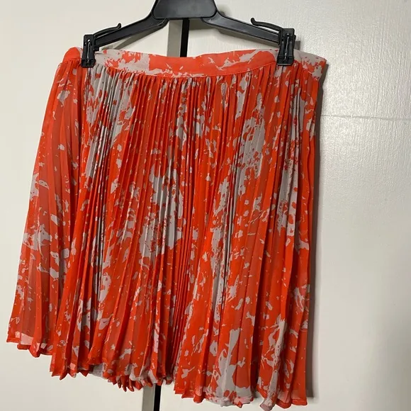Finders keepers orange and gray pleated pattern skirt