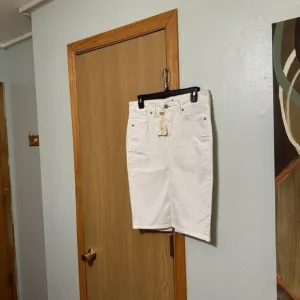 Levi's NWT Size 6 Solid White Knee-Length Straight/Pencil Denim Skirt