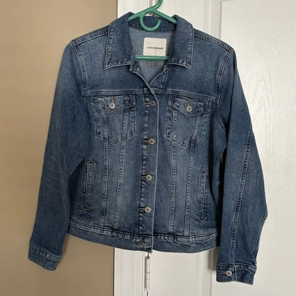 NWOT Lucky Brand Women’s Classic Jean Jacket. Size Large.
