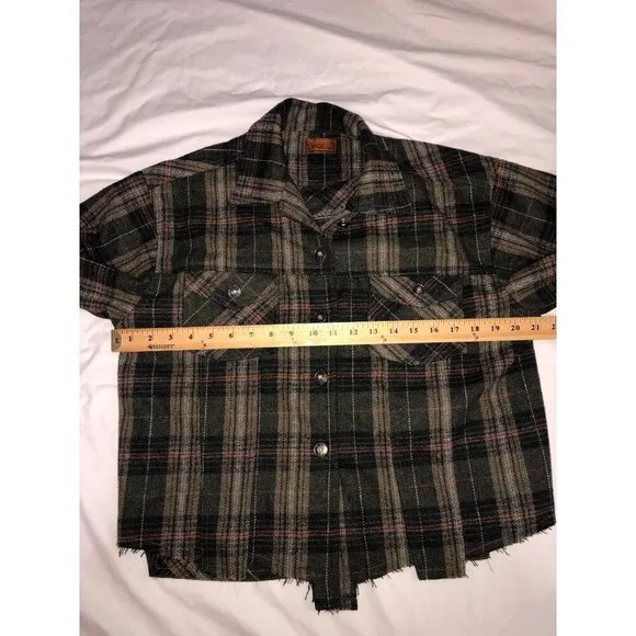 POL Plaid Button Up Jacket Size M Frayed Distressed Hem Green Flannel Pockets