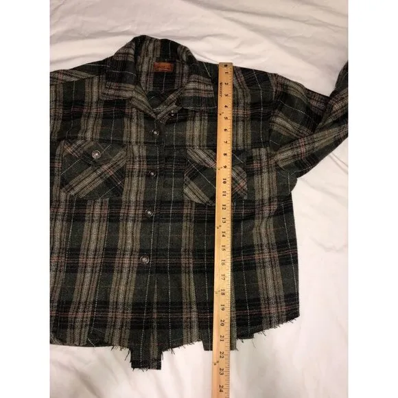 POL Plaid Button Up Jacket Size M Frayed Distressed Hem Green Flannel Pockets