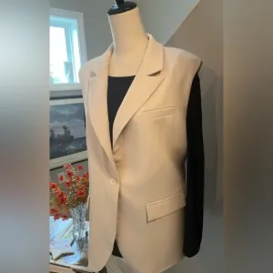 PRETTY GARDEN Tuxedo Blazer Peak Lapel Single Button Sleeveless Ivory