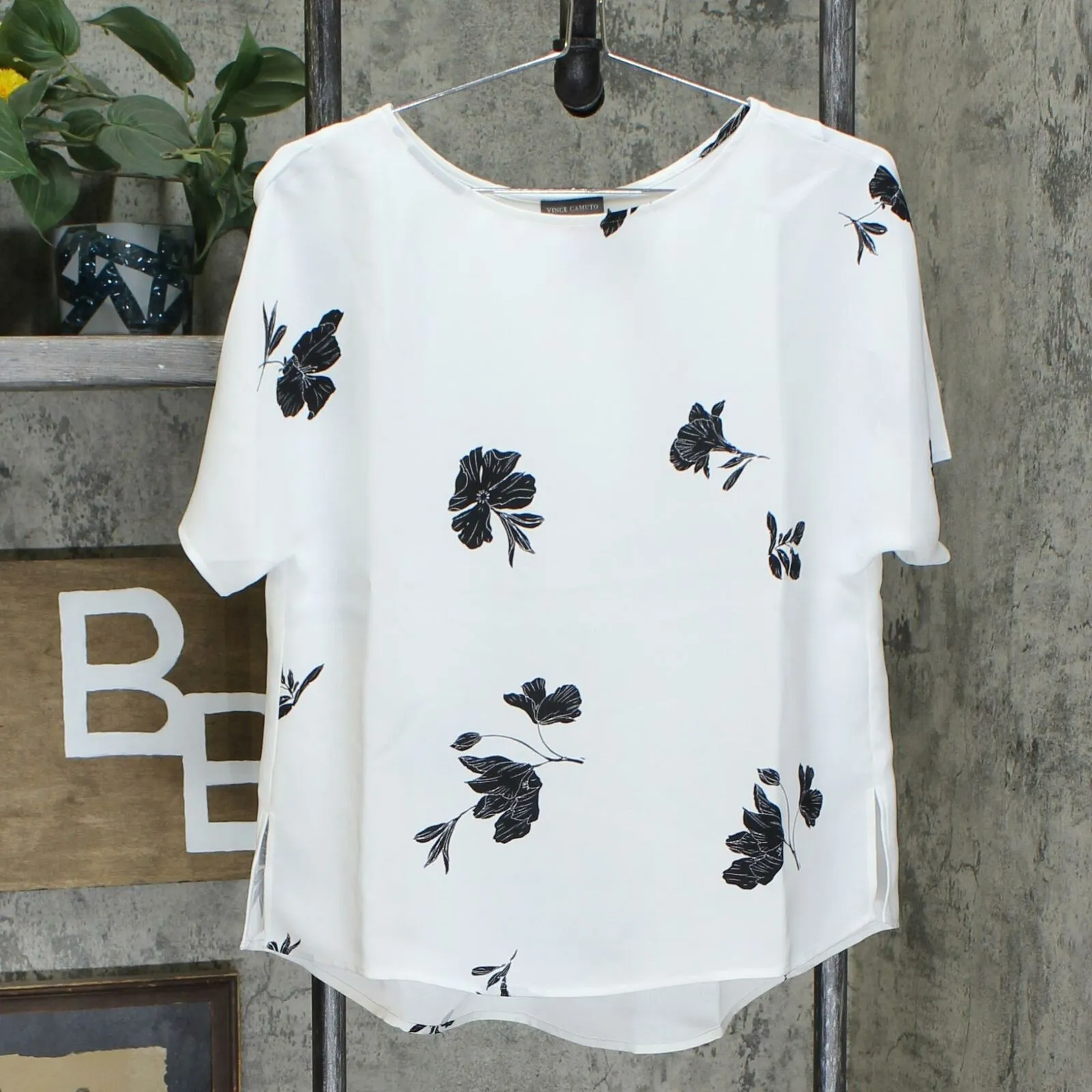 Vince Camuto Women's Tossed Flowers Printed Pleat Back Blouse